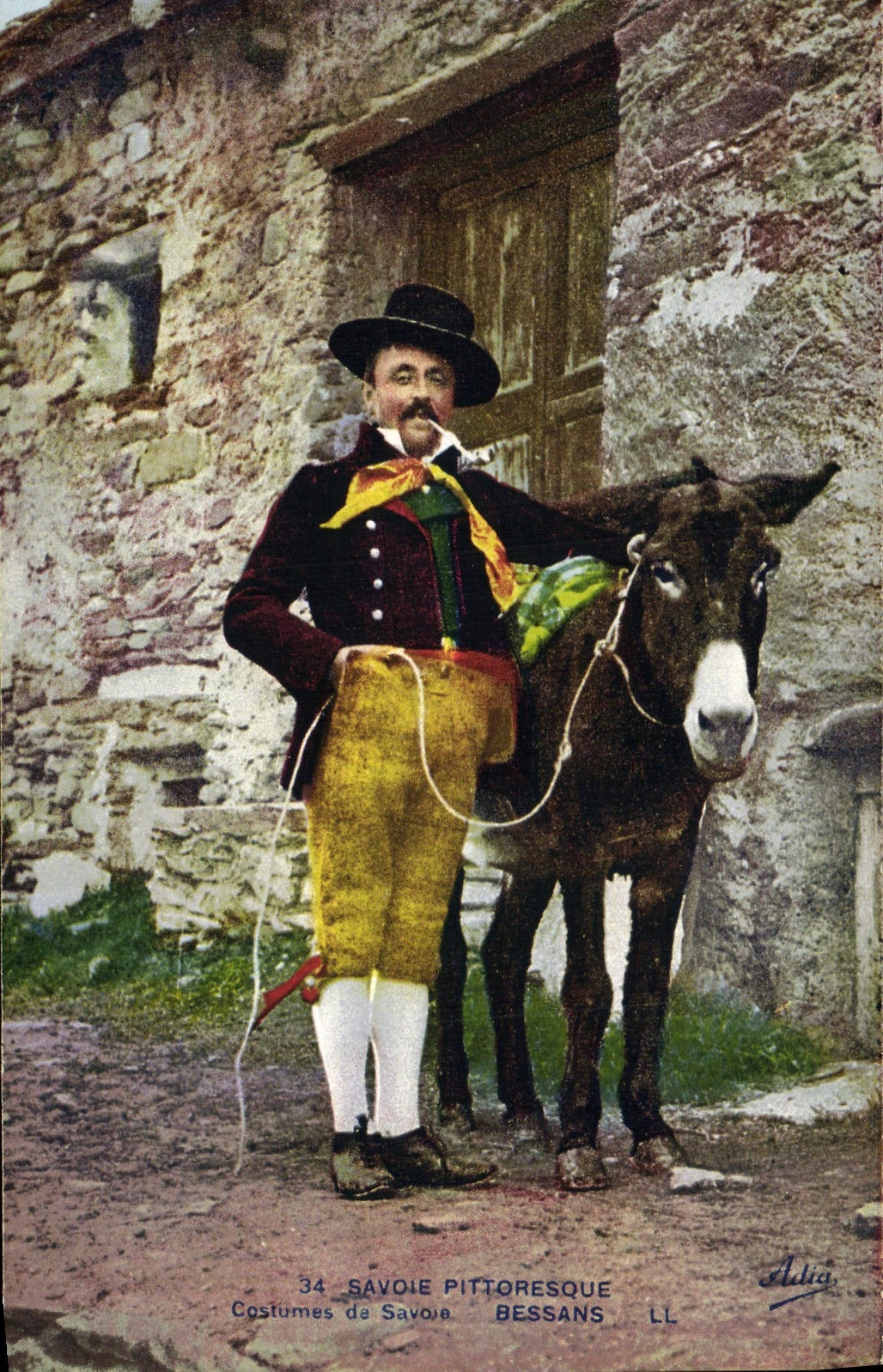 CPA Folklore Savoie CPA Folklore Savoie Costumes de Savoie Valmeinier Bessans Ane Mule