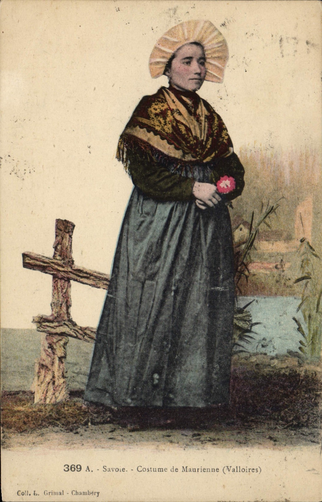 CPA Folklore Savoie Costume de Maurienne Valloires