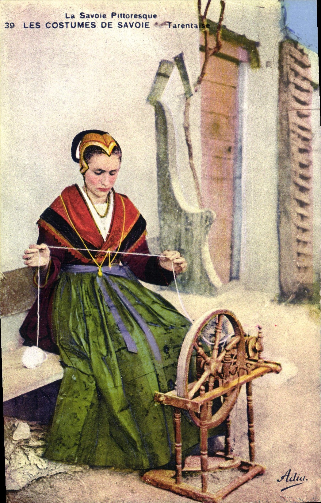CPA Folklore Costume de Savoie Tarentaise Fileuse