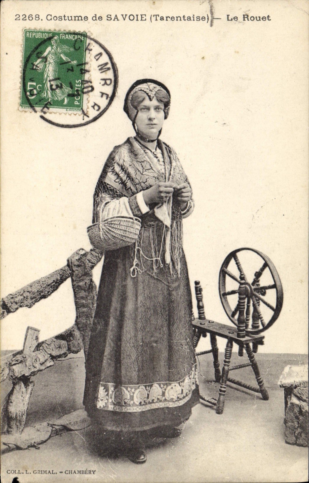 CPA Folklore Costume de Savoie Tarentaise Le rouet 