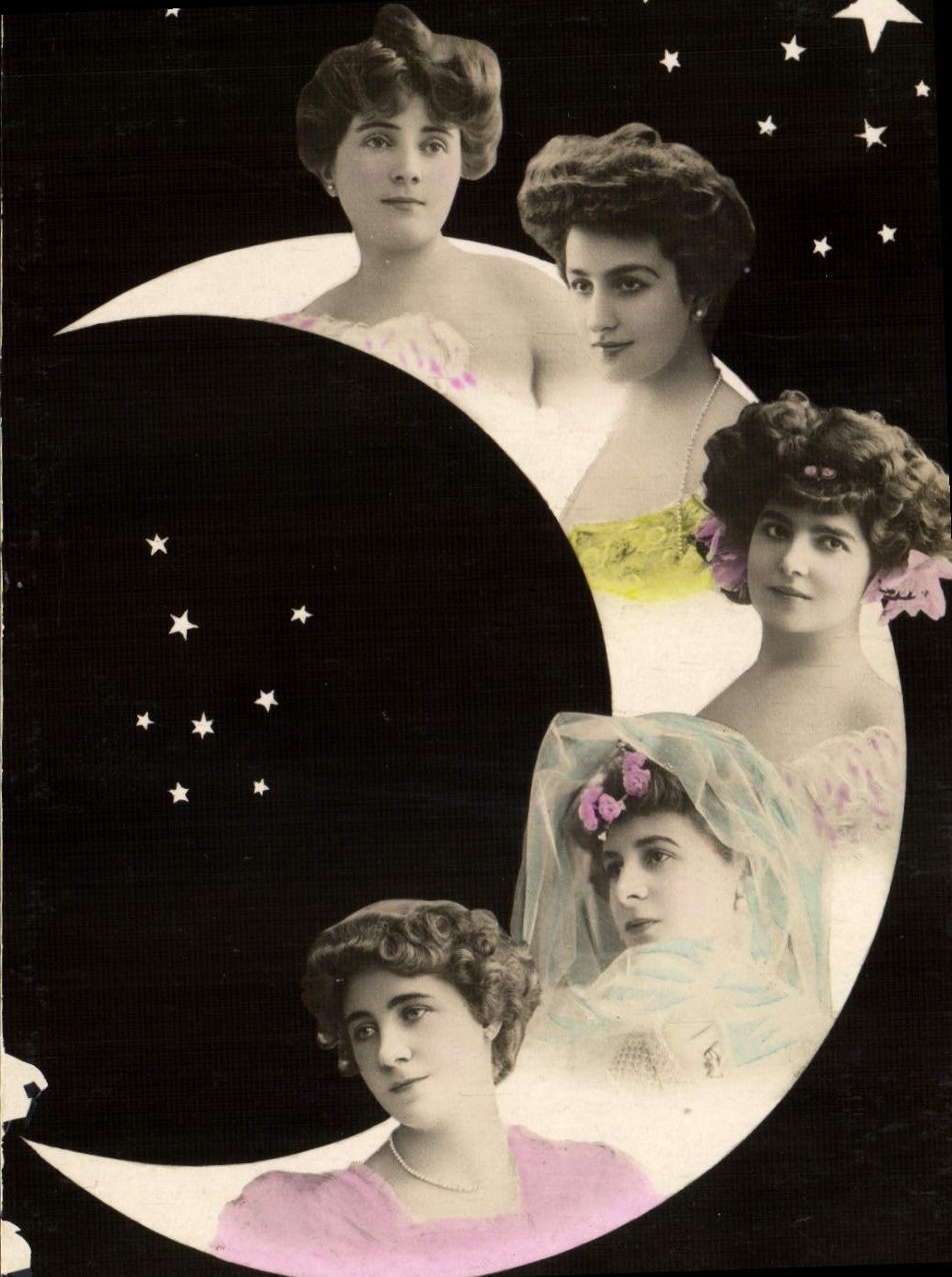 Quatre femmes sur croissant de lune — éditeur Union Postale Universelle — n° III