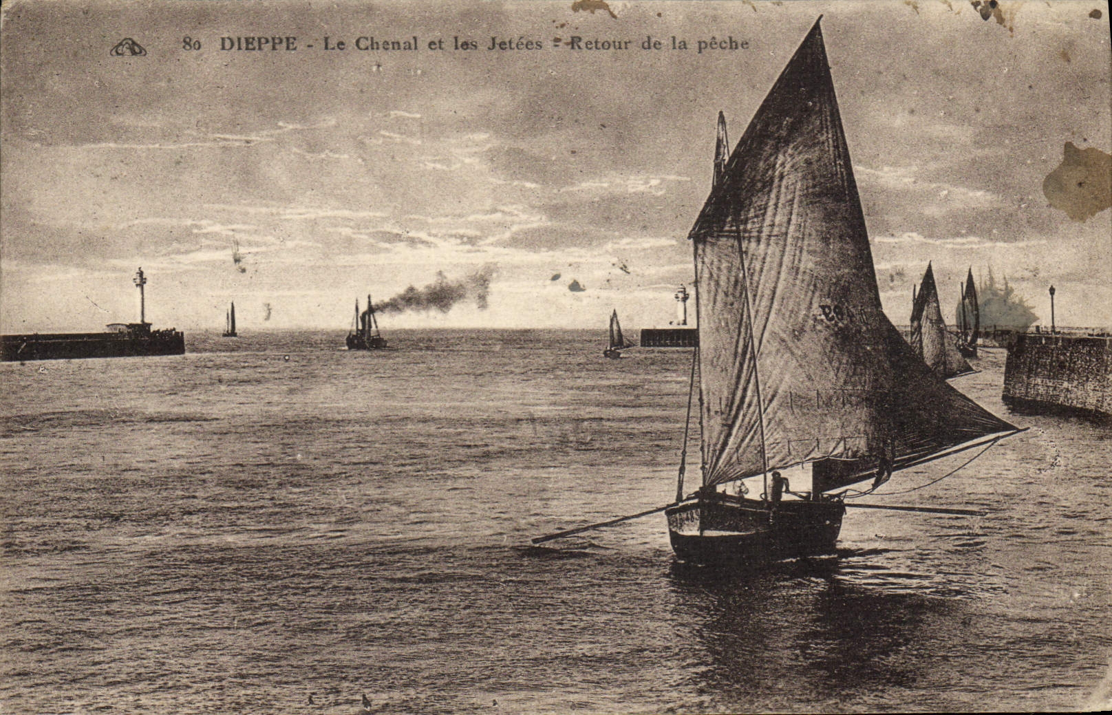 Dieppe - Le Chenal et les Jetées - Retour de la pêche