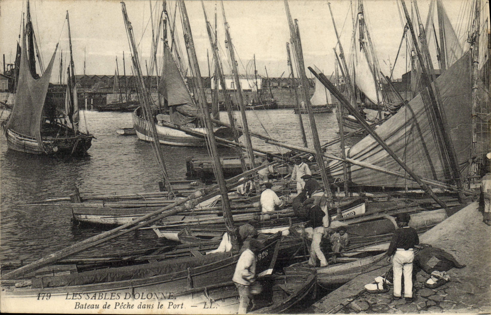 Les Sables d'Olonne — Bateau de Pêche dans le Port — LL. n° 179