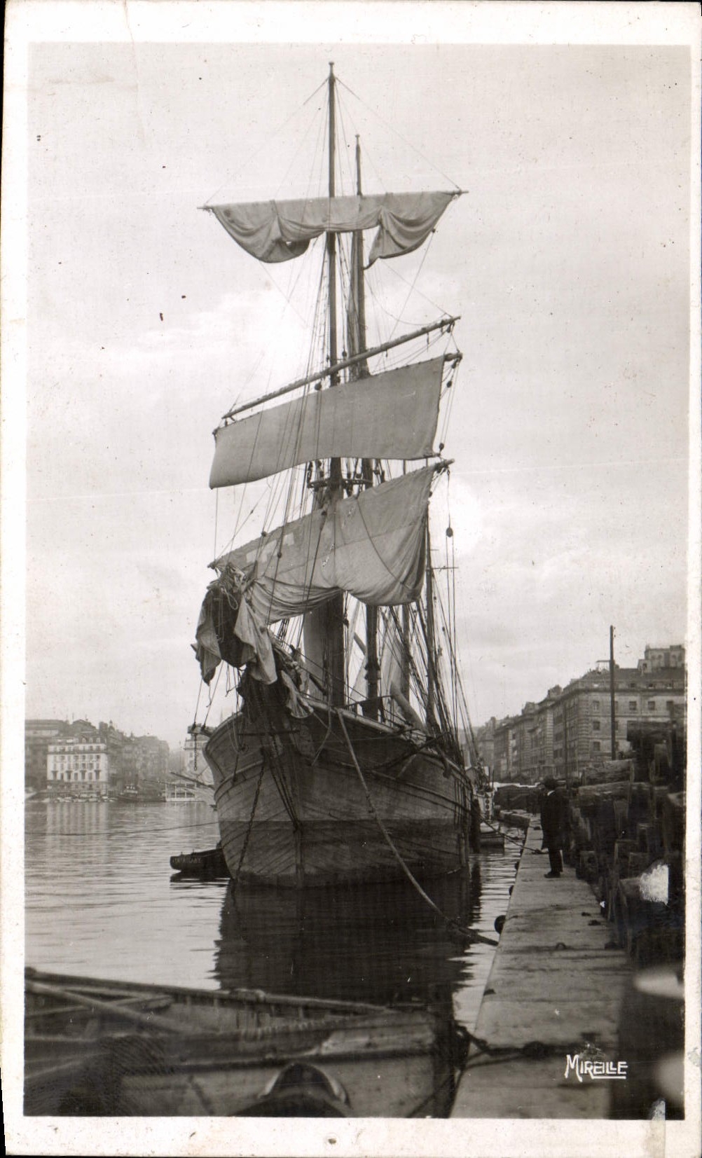 Un Voilier dans le Vieux Port — Marseille — Édition G. Gravoin