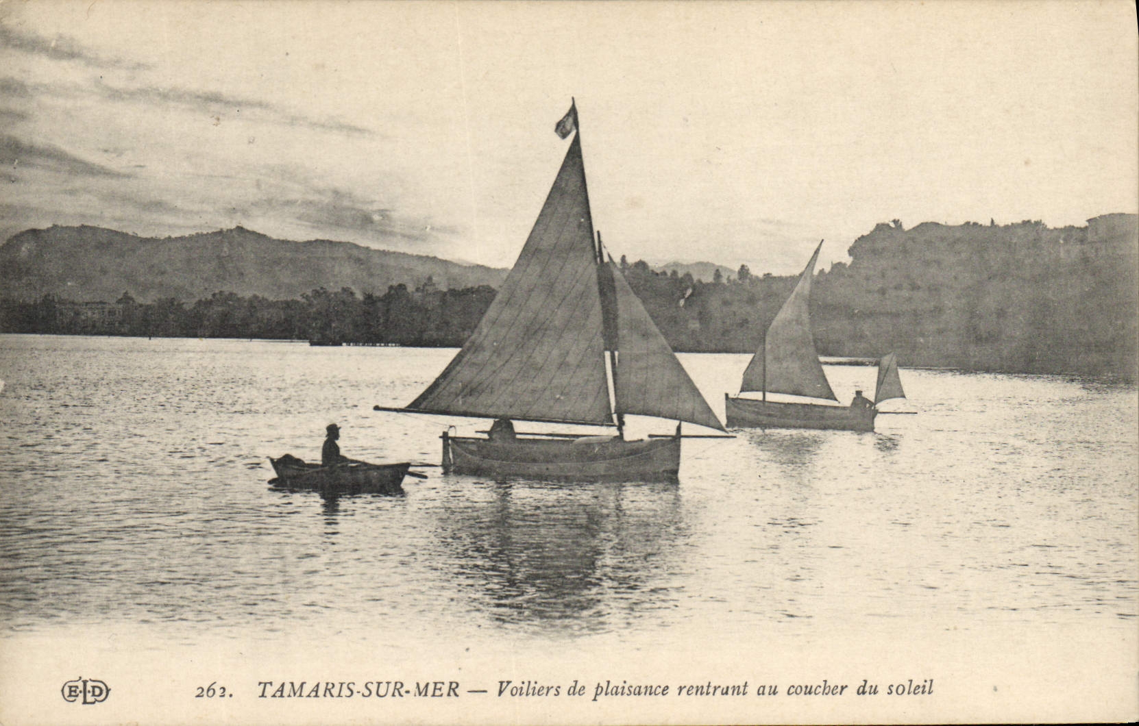 TAMARIS-SUR-MER — Voiliers de plaisance rentrant au coucher du soleil — ELD n°262