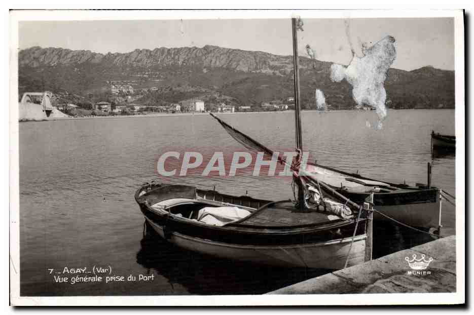 CPA Bateau de peche Agay Vue generale prise du port 