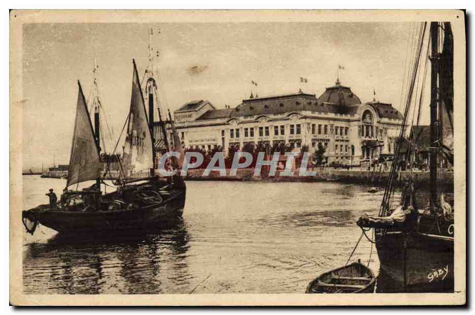 CPA Bateau de peche Trouville La reine des plages Un coin du port et el casino