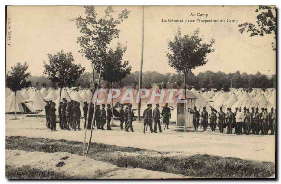CPA Militaria Au camp Le general passe l'inspection du camp 