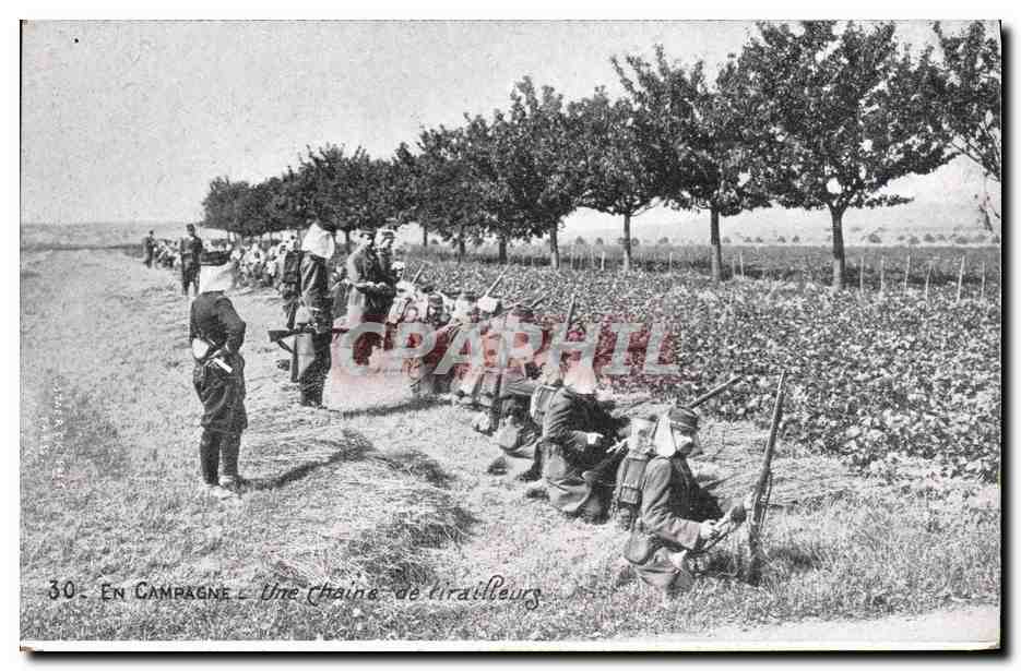 CPA Militaria En campagne Une chaine de tirailleurs