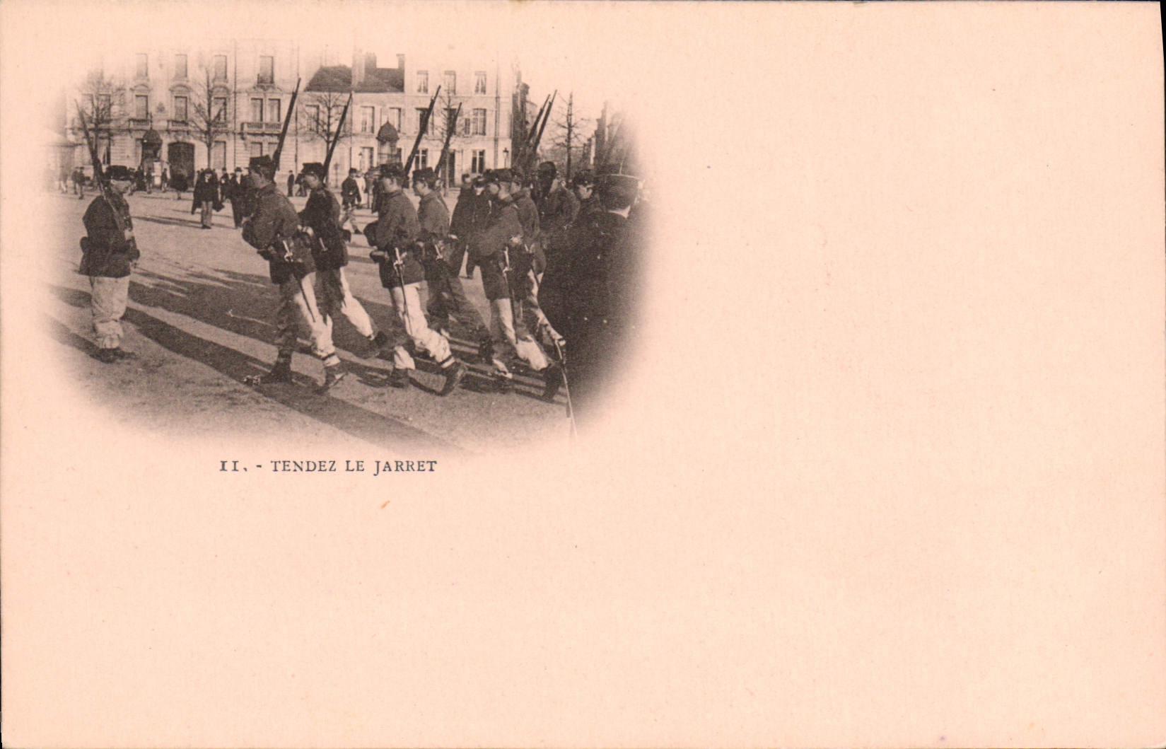 Soldats en parade — exercice militaire — éditeur non identifié, n° de série non visible