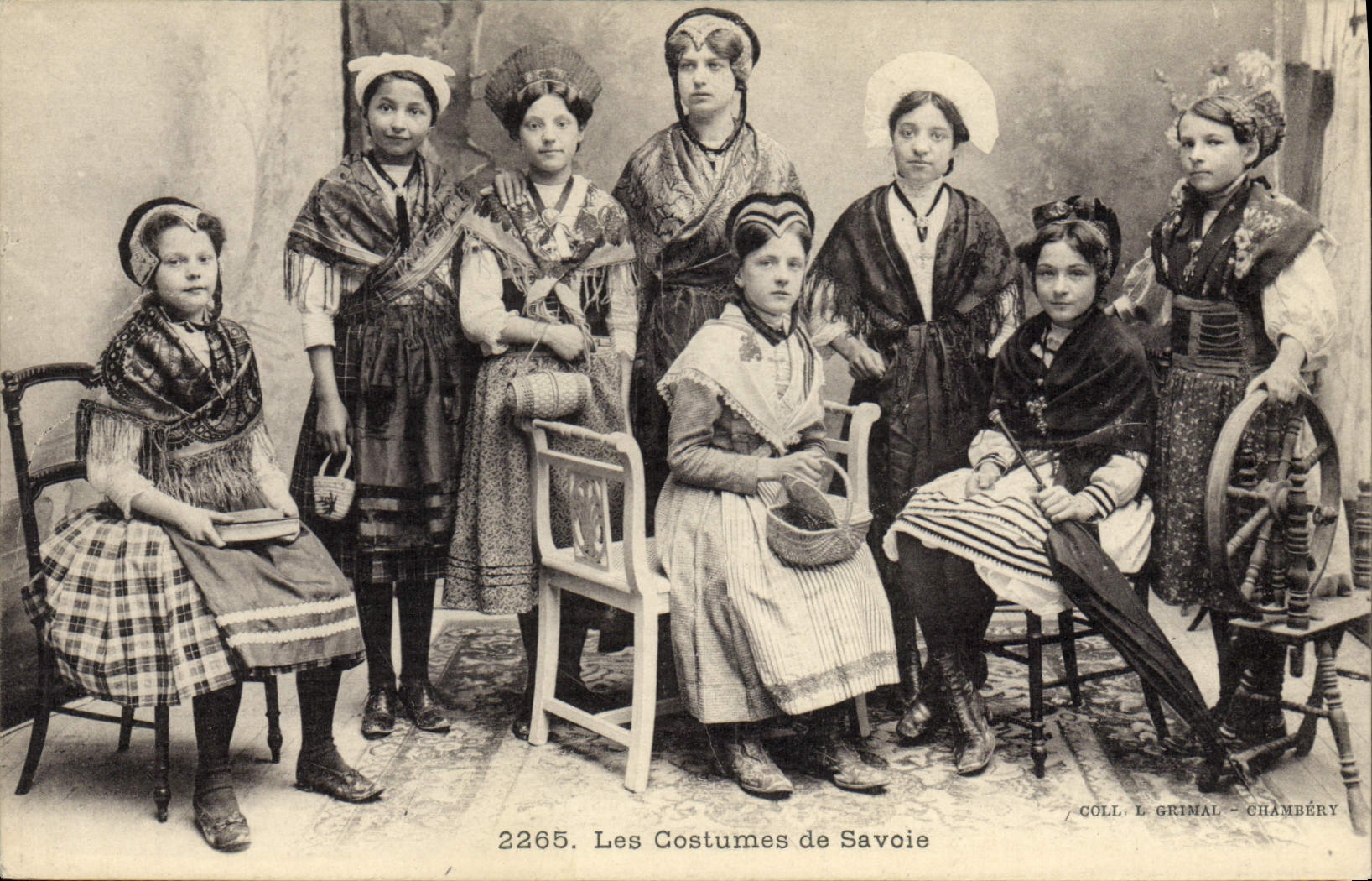 CPA Folklore Les costumes de Savoie 
