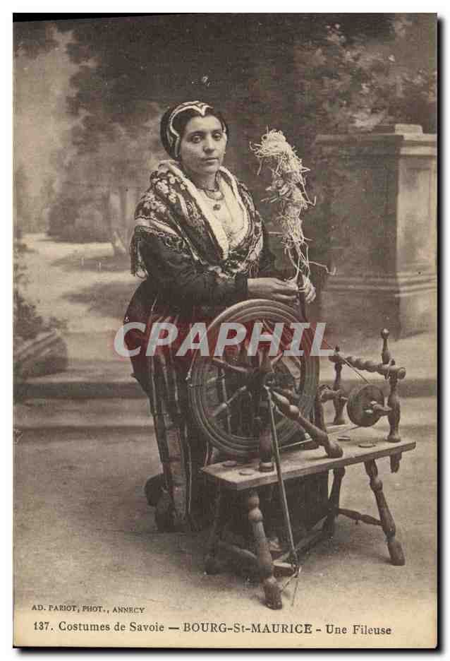 CPA Folklore Costumes de Savoie Bourg St Maurice Une fileuse