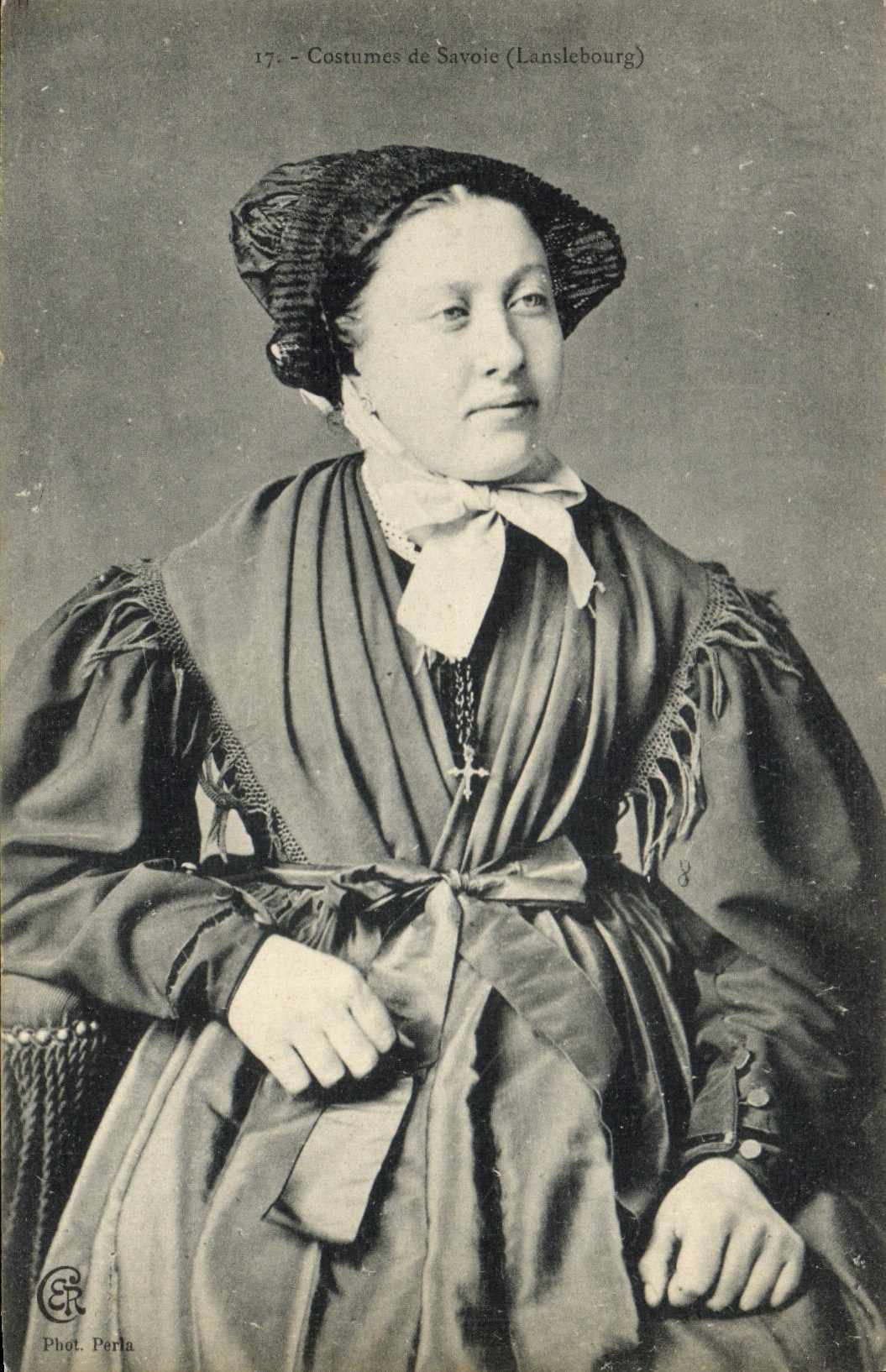 CPA Folklore Costumes de Savoie Lanslebourg