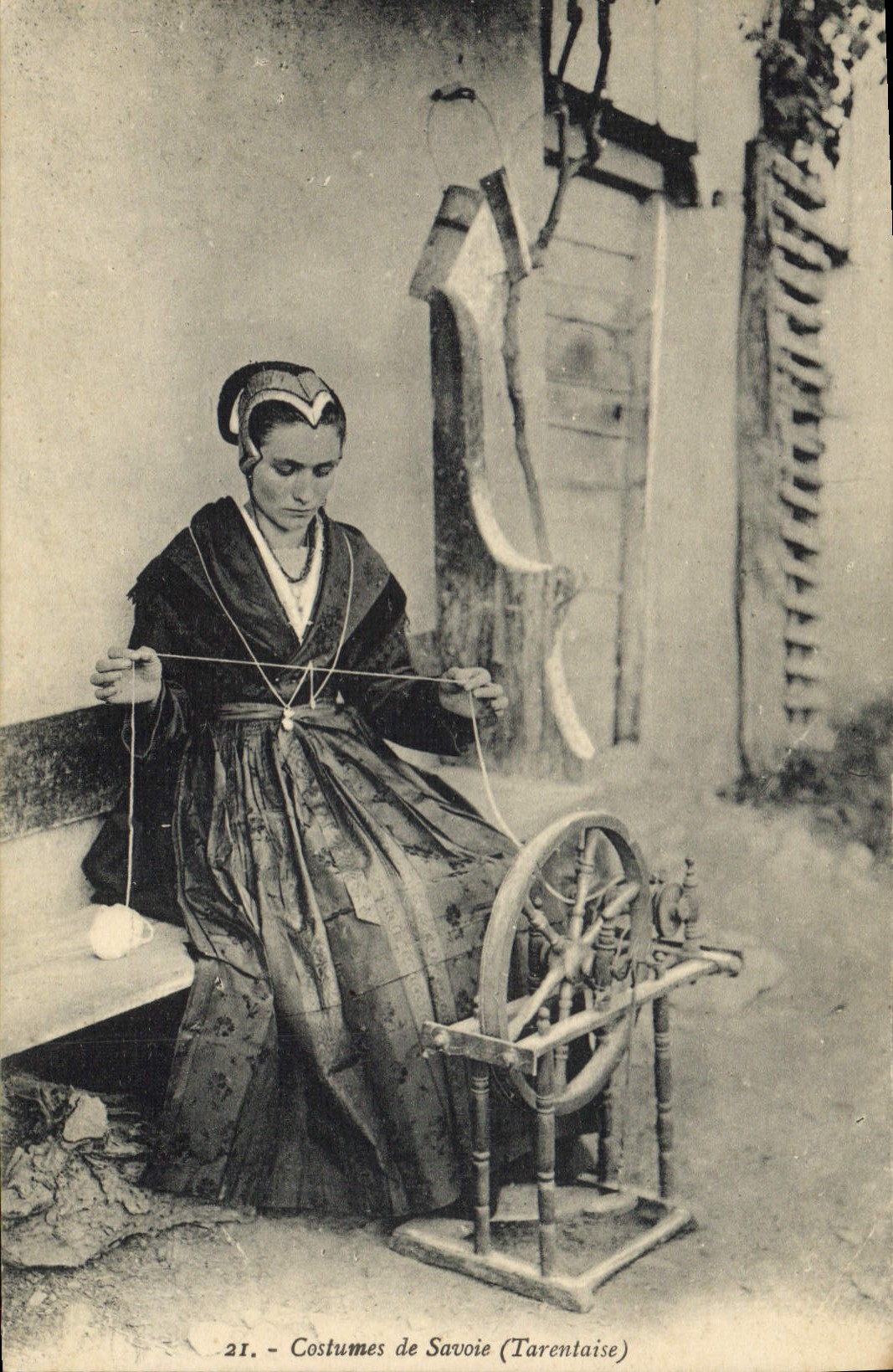 CPA Folklore Costumes de Savoie Tarentaise