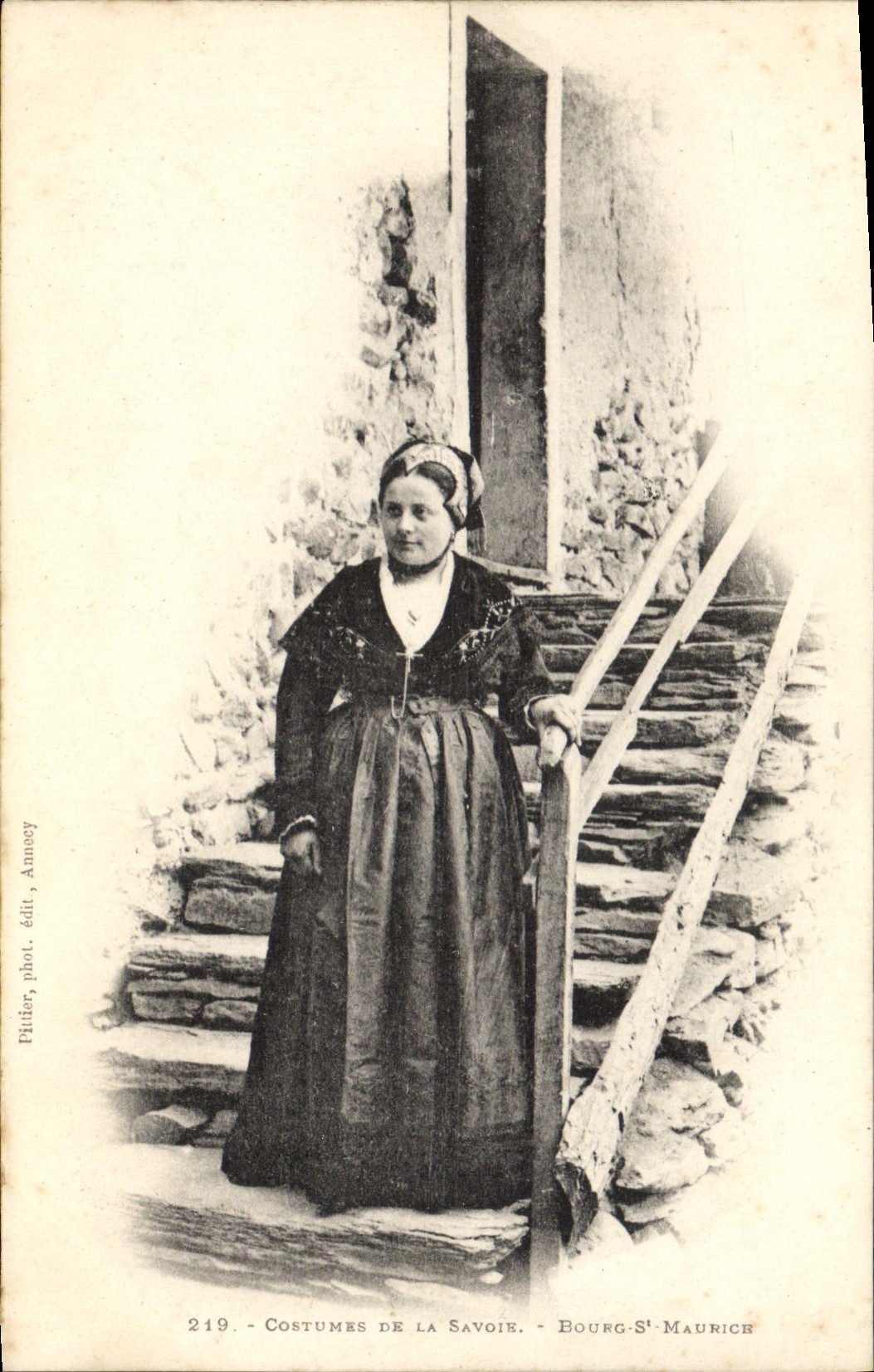 CPA Folklore Costumes de Savoie Boyrg St Maurice