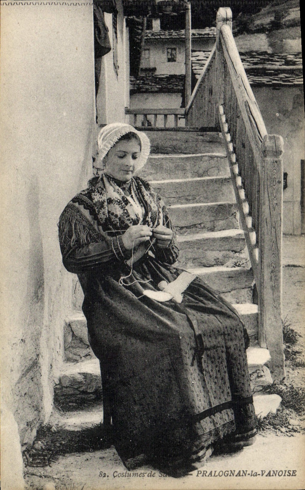 CPA Folklore Costumes de Savoie Pralognan la Vanoise 