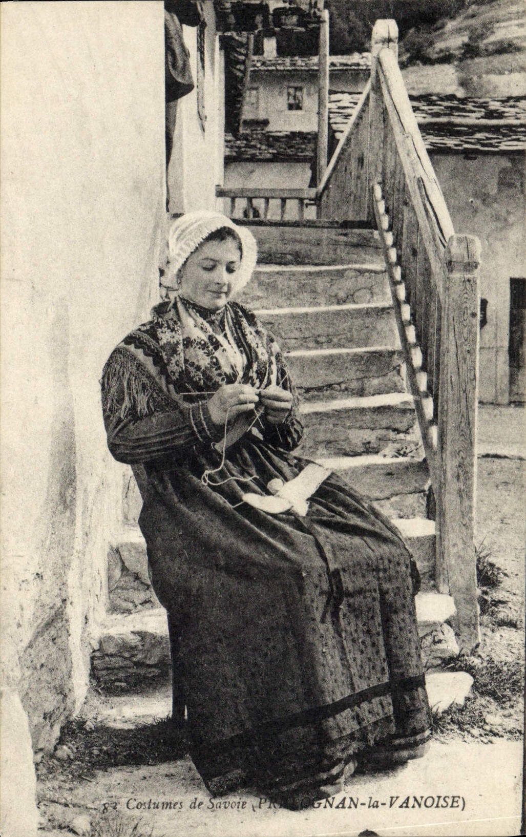 CPA Folklore Costumes de Savoie Pralognan la Vanoise 