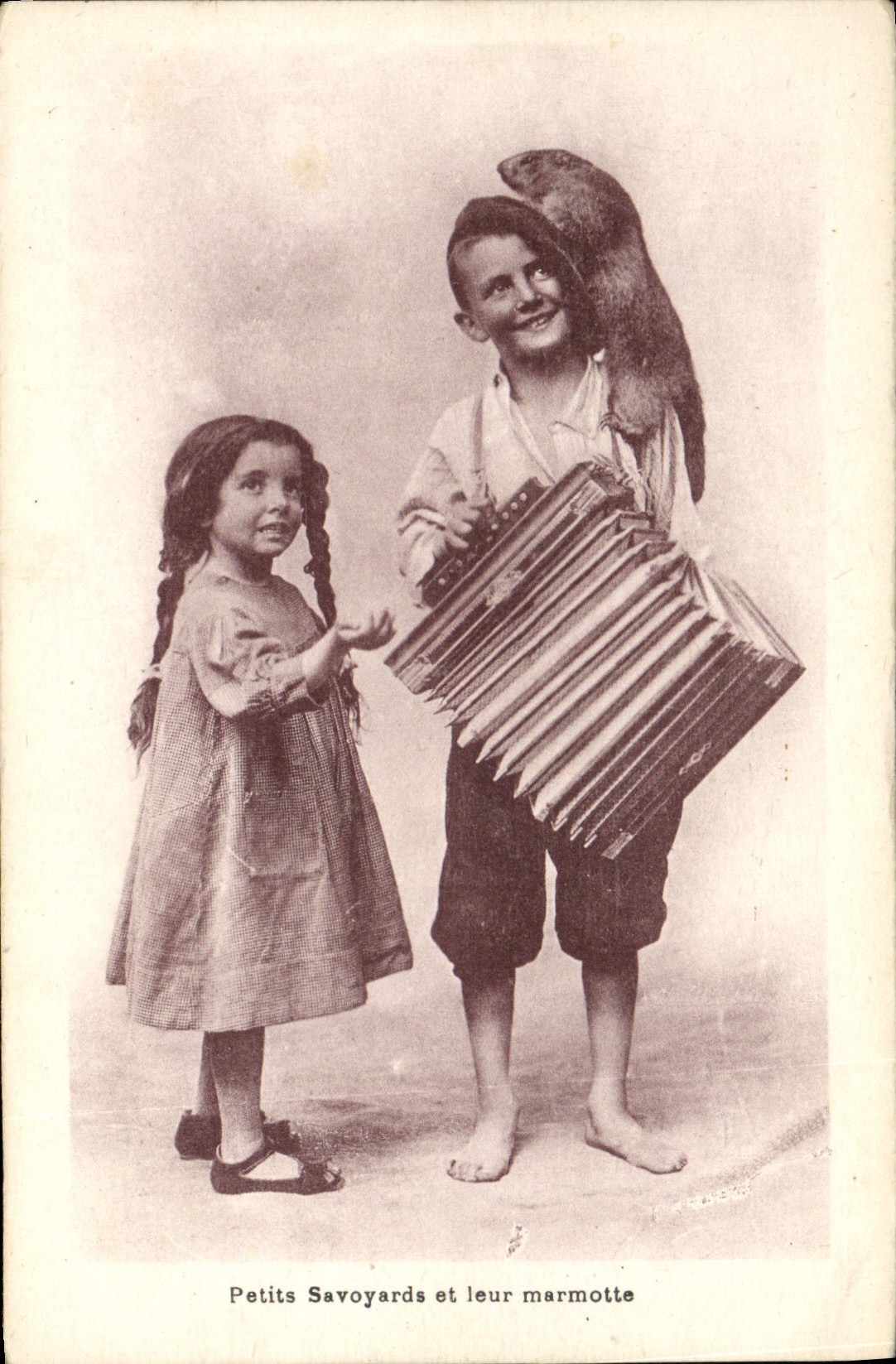 Petits Savoyards et leur marmotte — G. Tarras, Chamons-Mont-Blanc