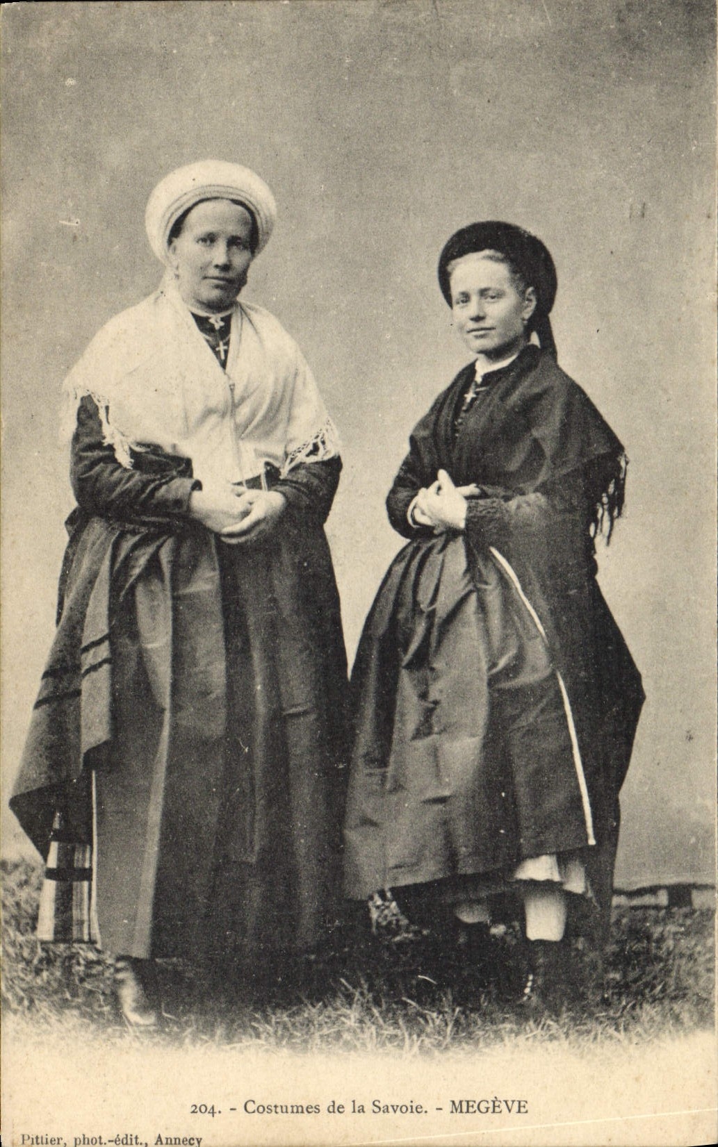 CPA Folklore Costumes de Savoie Megeve 