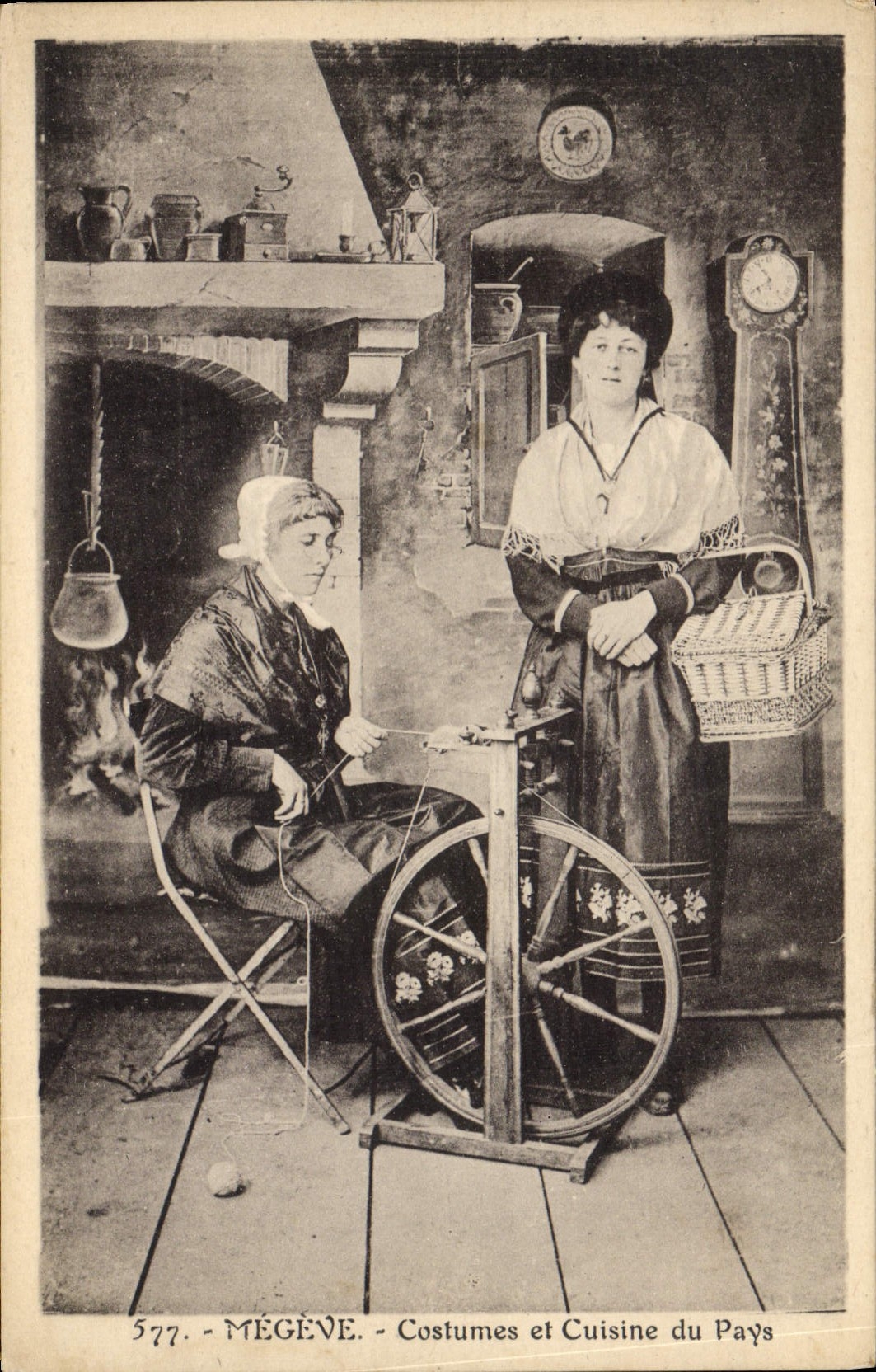 CPA Folklore Megeve Costumes et cuisines du pays Fileuse