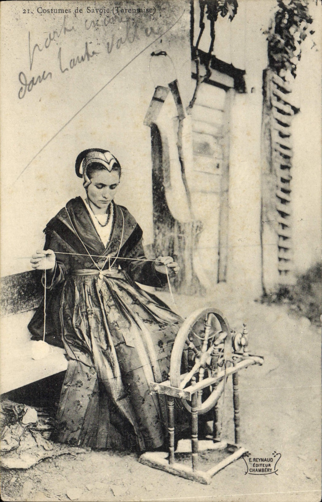 CPA Folklore Costumes de Savoie Tarentaise Fileuse