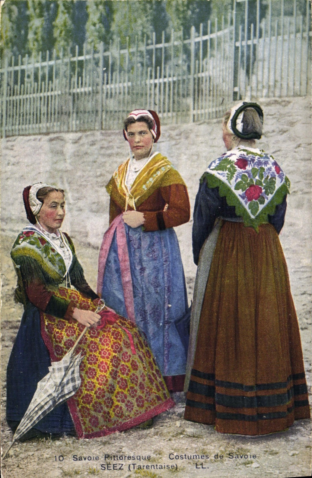CPA Folklore Costumes de Savoie Seez Tarentaise 