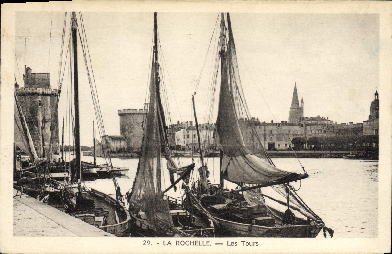 CPA Bateau de peche La Rochelle Les tours 
