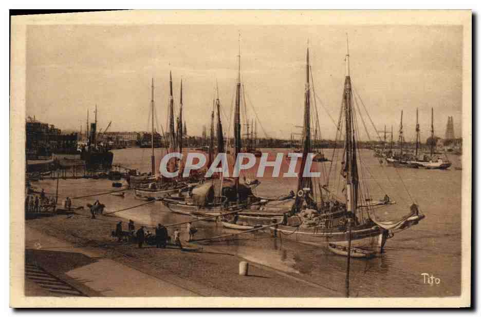 CPA Bateau de peche Bordeaux La rade
