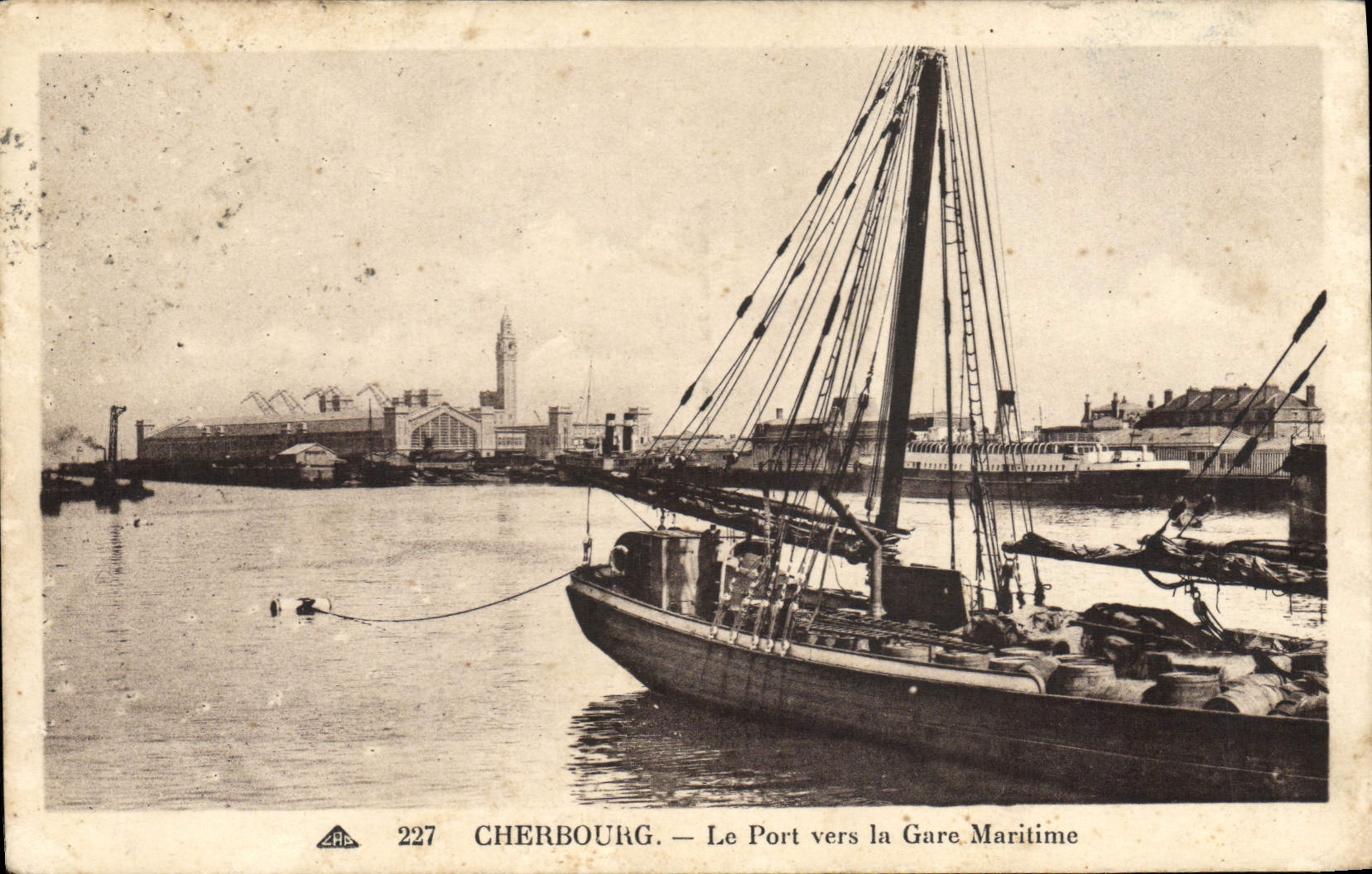 Cherbourg — Le Port vers la Gare Maritime — CPA n°227, éditeur A.P.C.