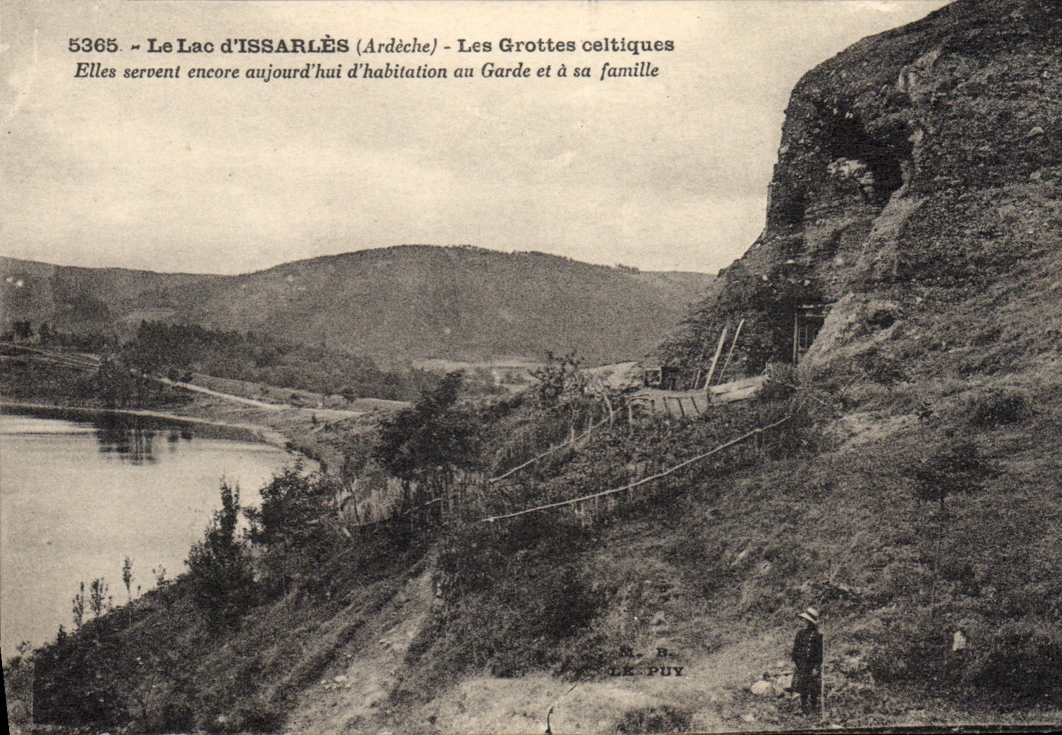 CPA Le lac d'Issarles Les grottes celtiques