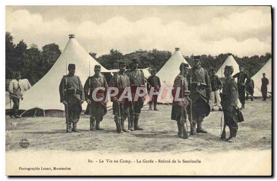 CPA Militaria La vie au camp La garde Releve de la sentinelle