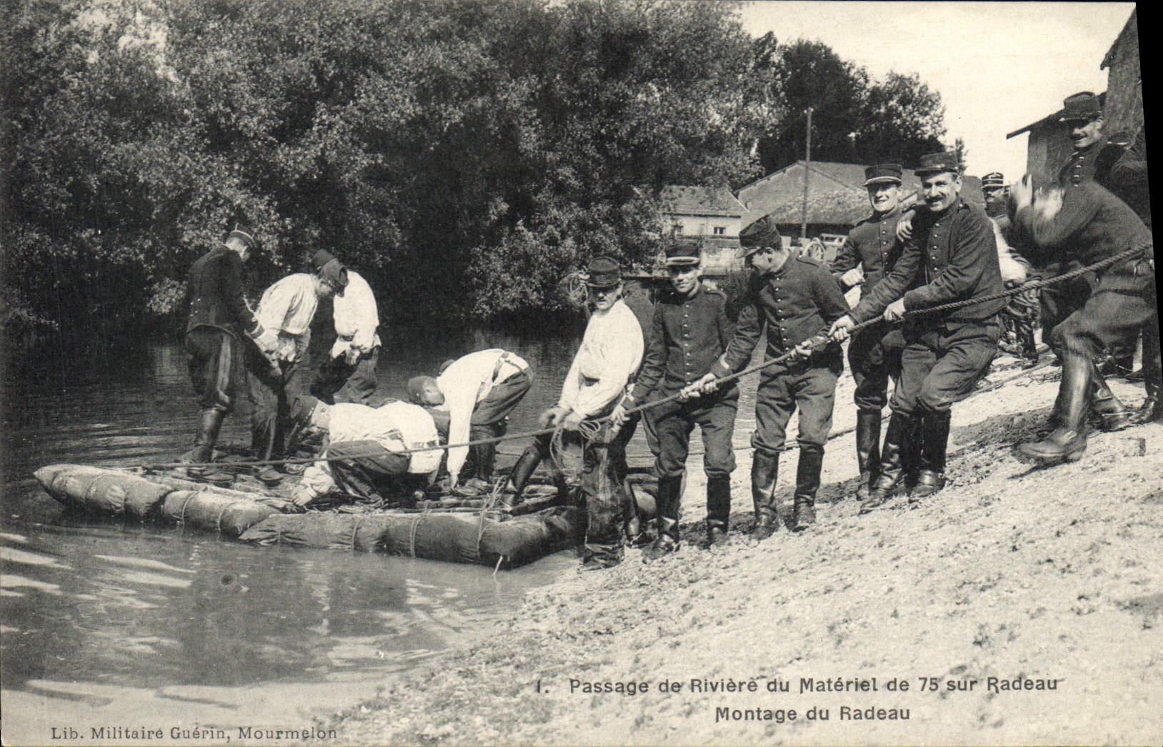 CPA Militaria Passage de riviere du materiel de 75 sur radeau Montage du radeau