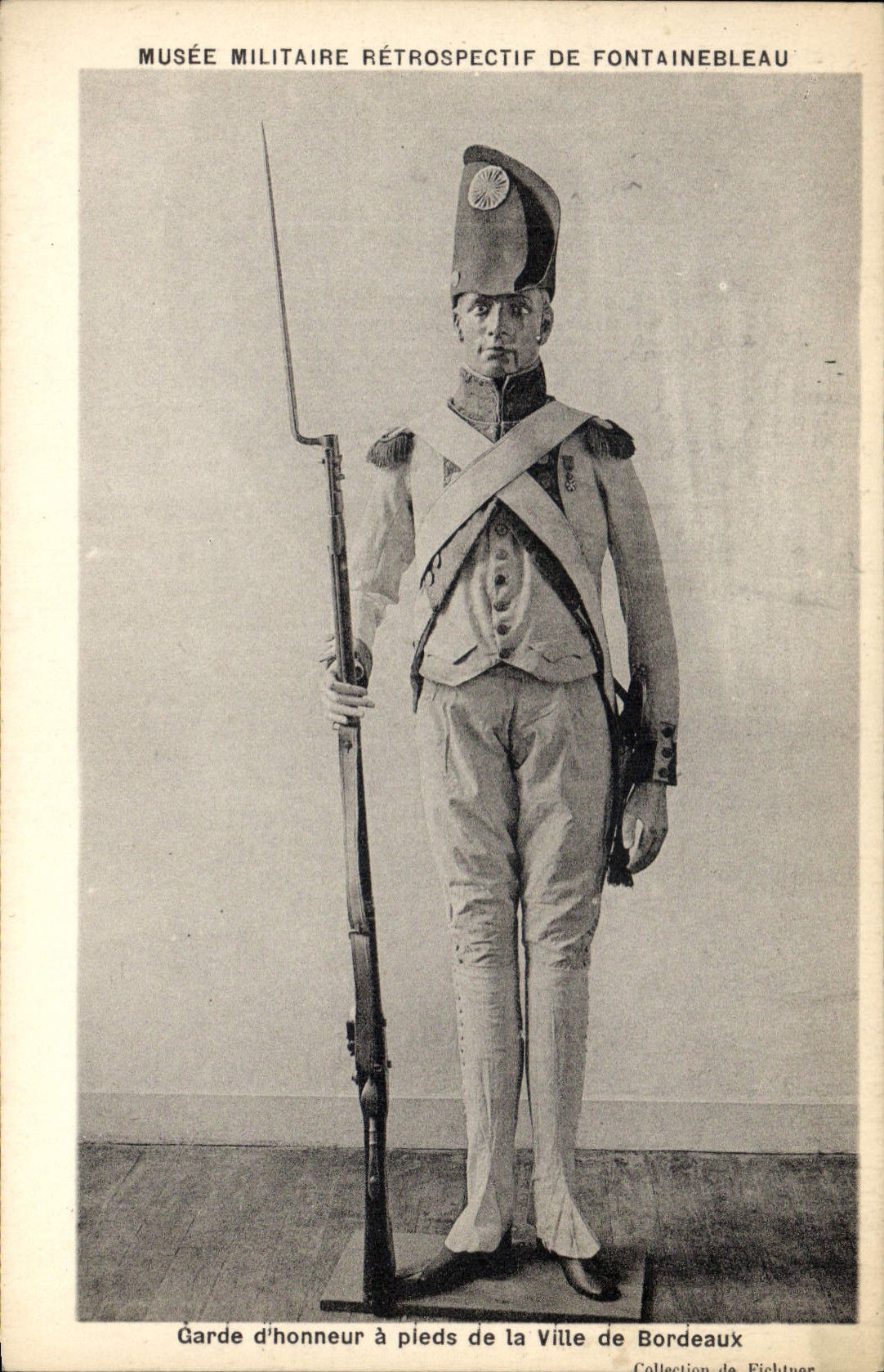 CPA Militaria Musee Fontainebleau Garde d'honneur a pieds de la villed e Bordeaux