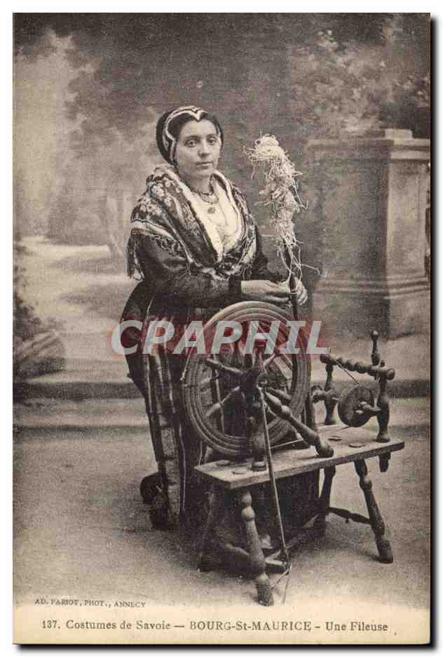 CPA Folklore Savoie Bourg St Maurice Une fileuse