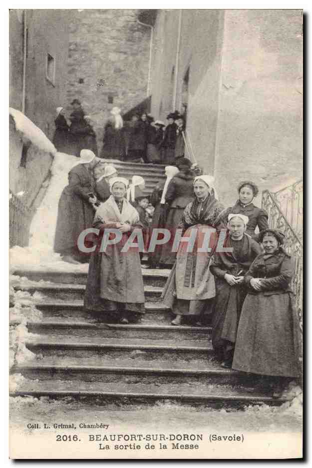 CPA Folklore Savoie Beaufort sur Doron La sortie de la messe TOP