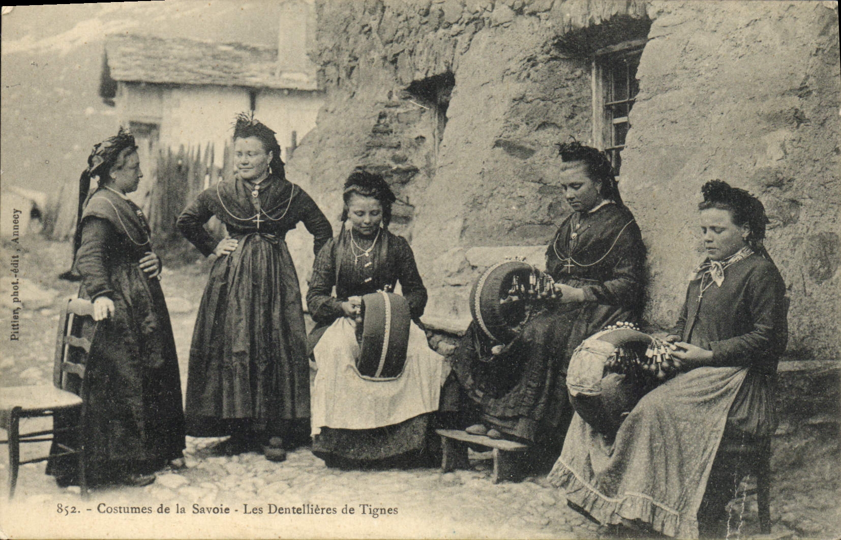 CPA Folklore Savoie Les dentellieres de Tignes TOP