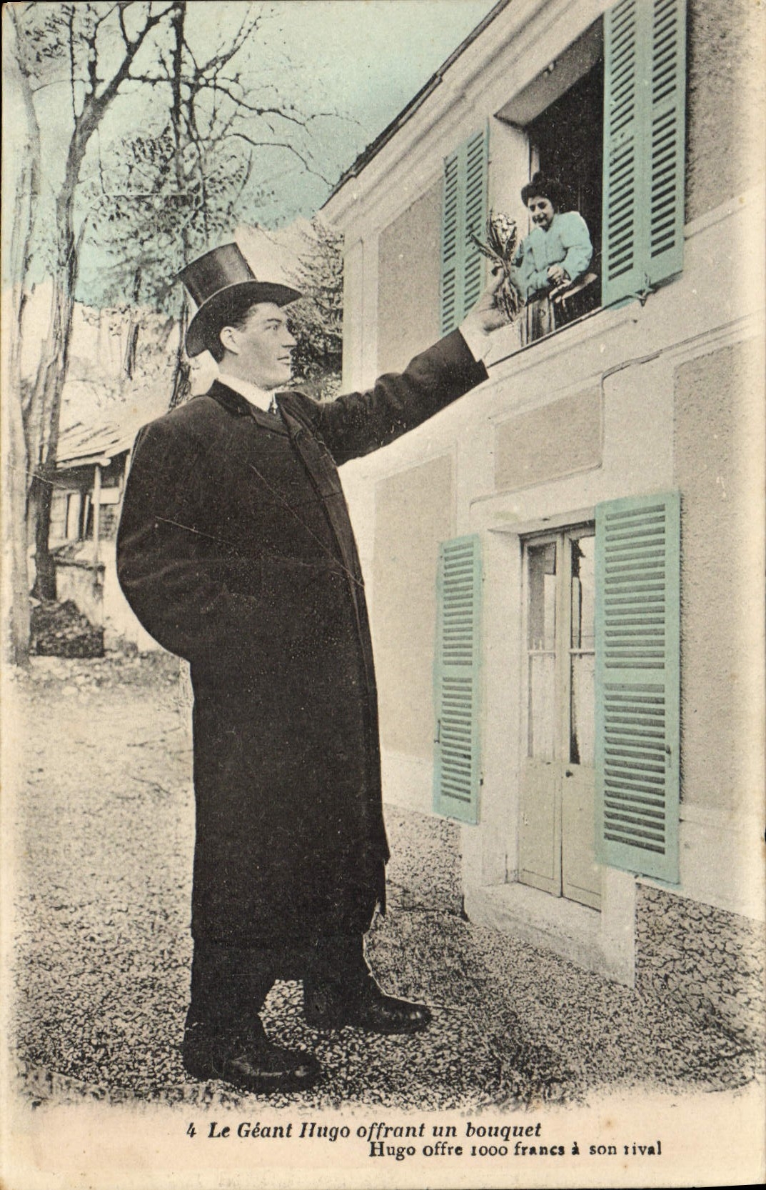 CPA Le geant Hugo offrant un bouqet 