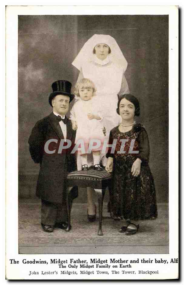 CPA Nains The Goodwins Midget Father Mother and their baby Blacpool