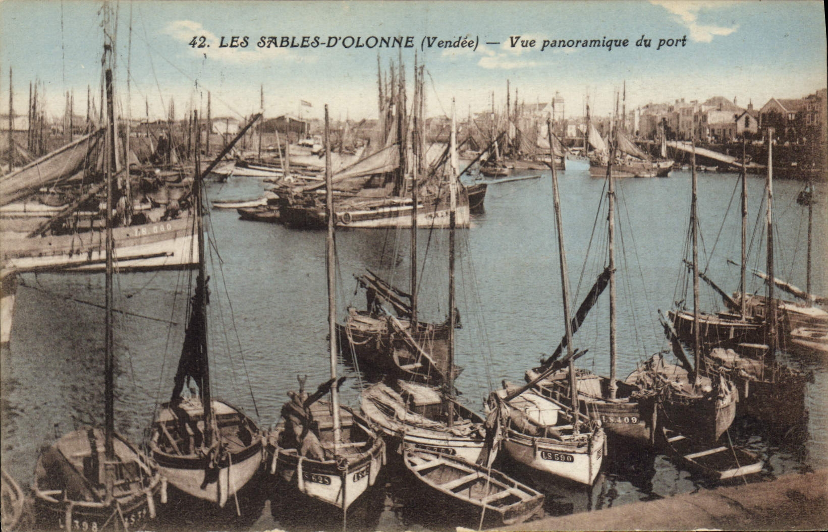 Les Sables-d'Olonne (Vendée) — Vue panoramique du port — n°42