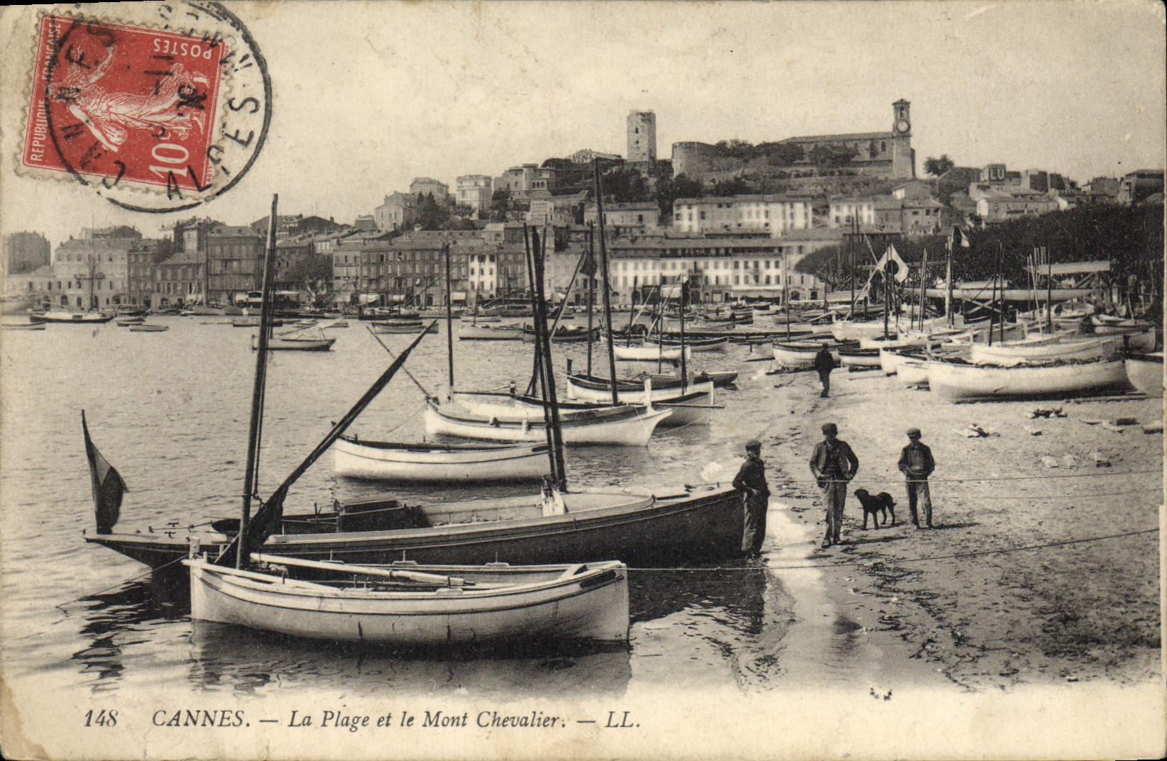 CPA Bateau de Peche Cannes La plage et le Mont Chevalier