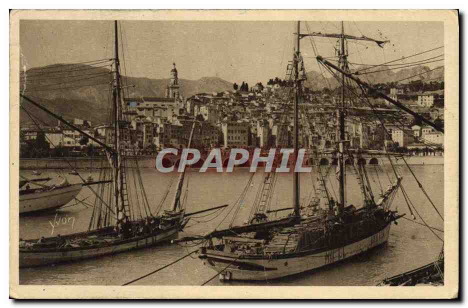 CPA Bateau de Peche Menton Le port et la vieille ville
