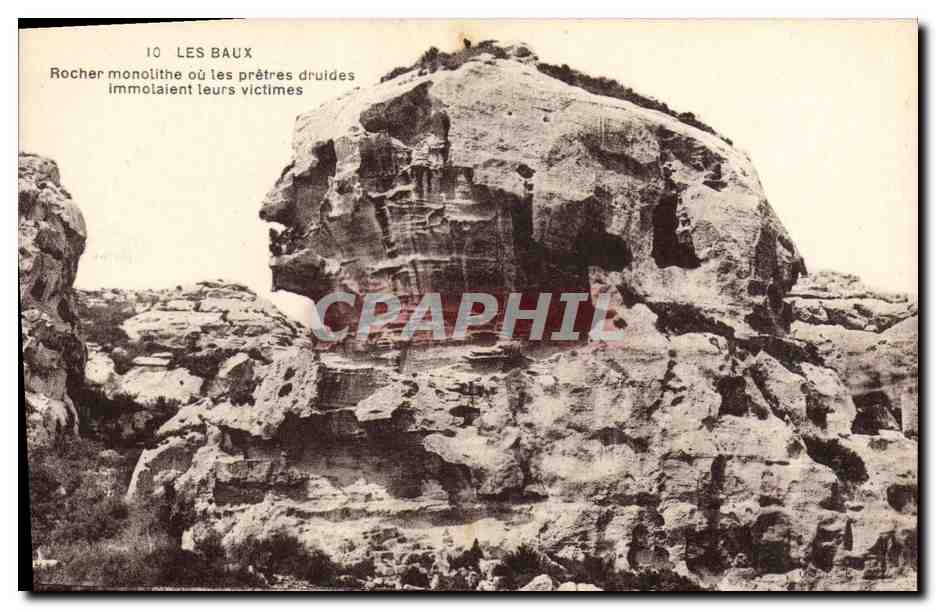 CPA Les Baux Rocher monolithique ou les Pretres druides immolaient leurs victimes