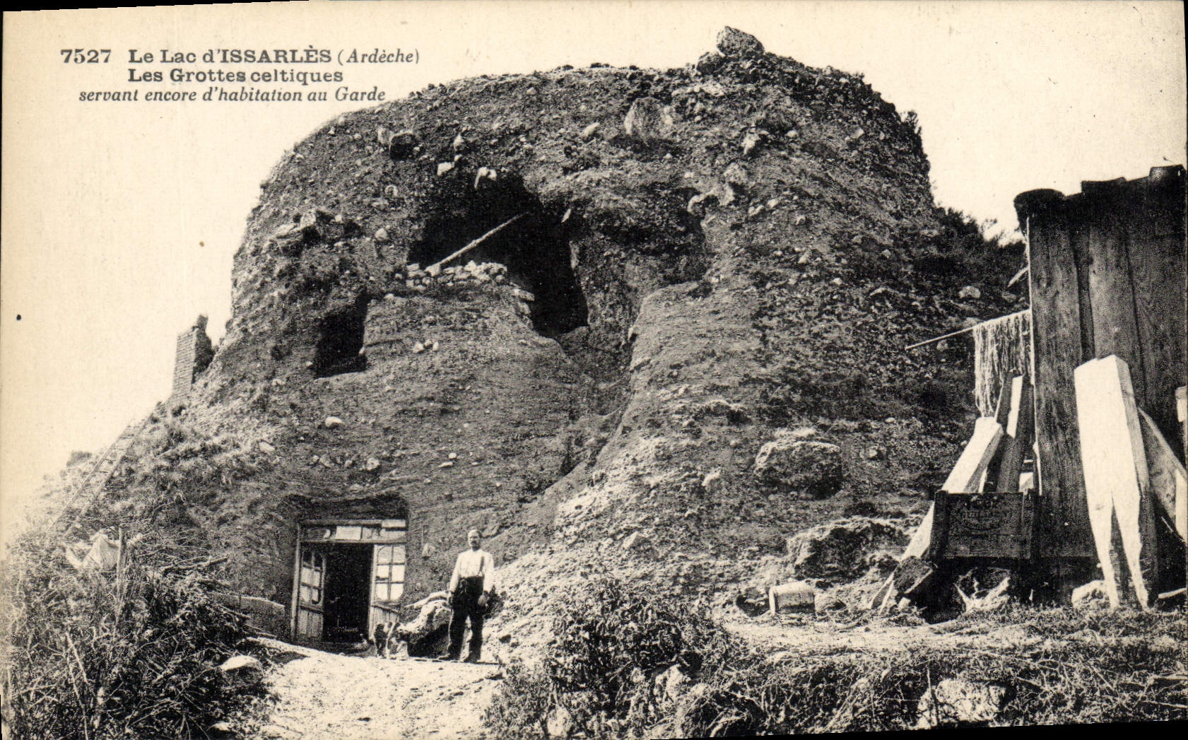 CPA Le lac d'Issarles Les grottes celtiques servant encore d'habitation 