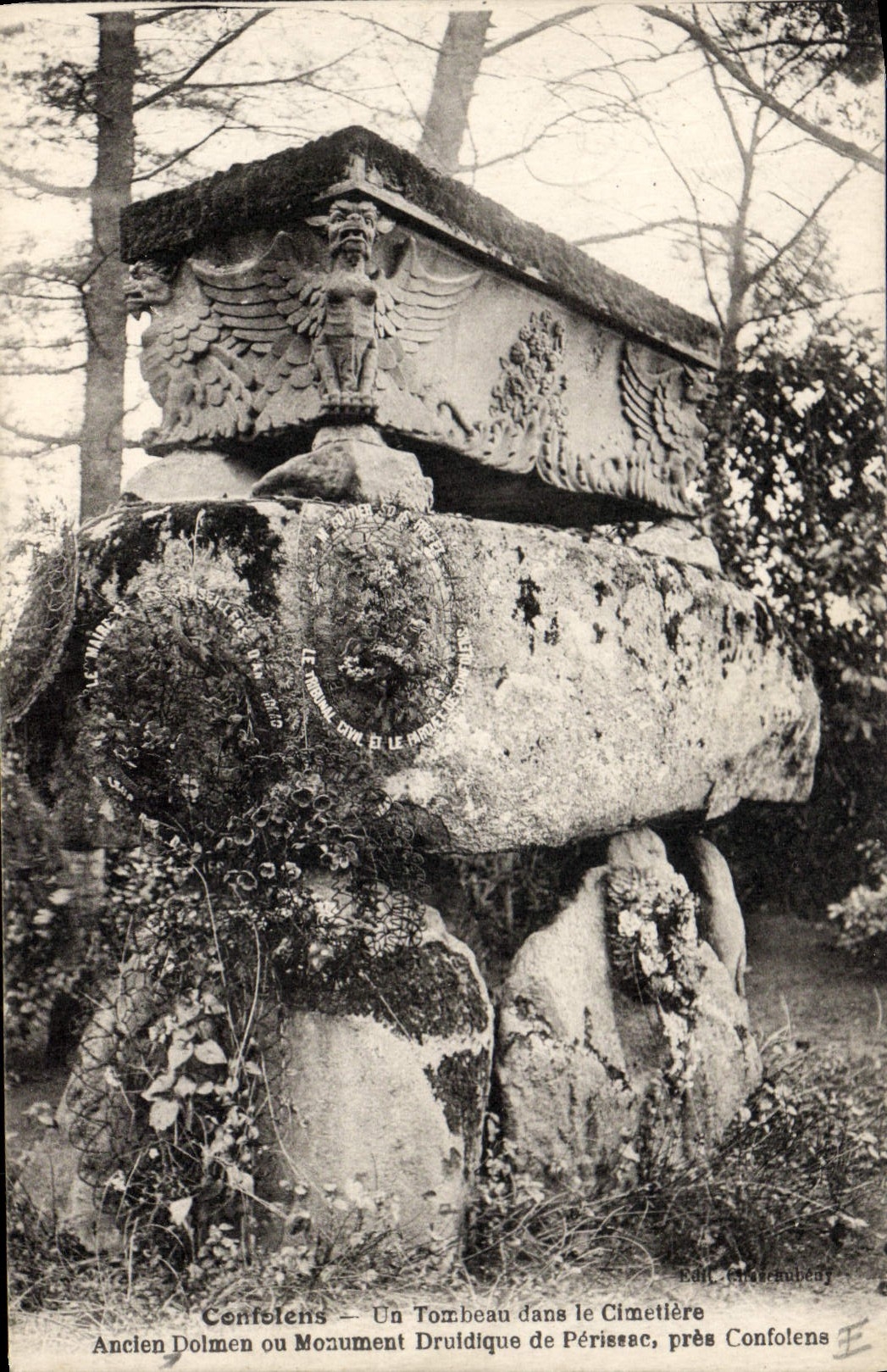 CPA Confolens Un tombeau dans le cimetiere Ancien dolmen Monument Druidique de Perissac 
