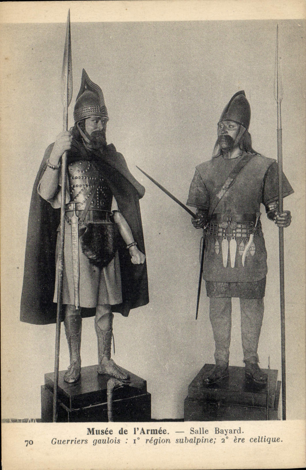CPA Paris Musee de l'armee Salle Bayard Guerriers gaulois