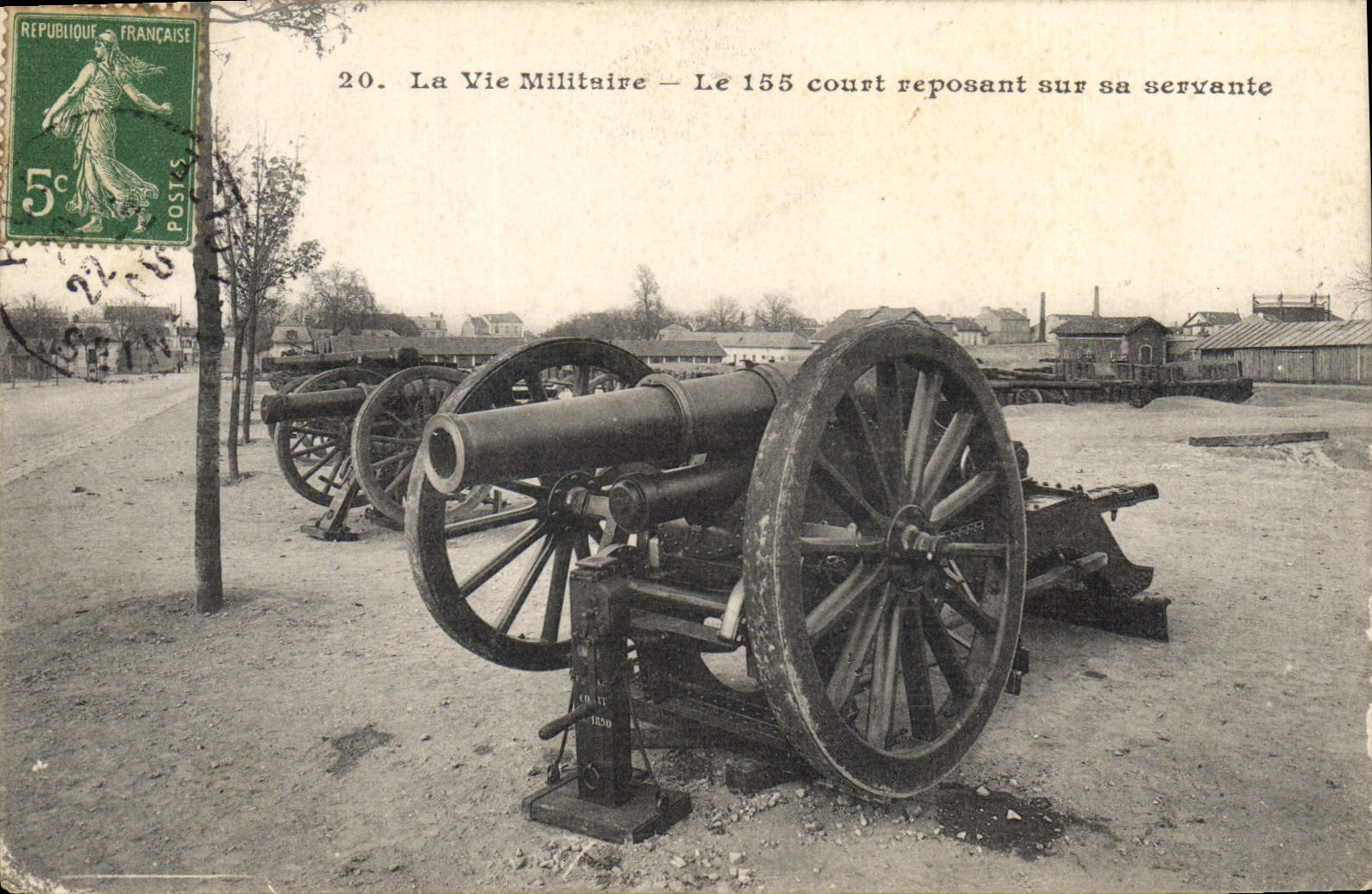 CPA Fantaisie Militaria Le 155 court reposant sur sa servante 