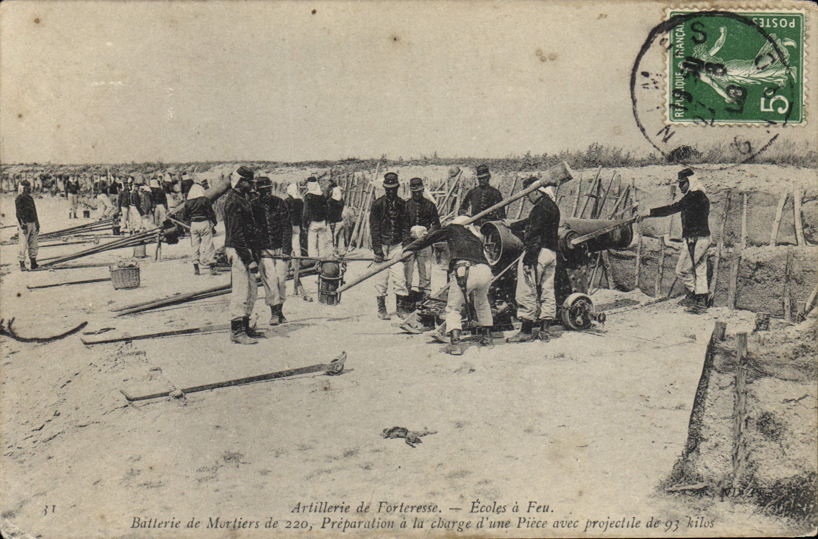 Artillerie de Forteresse — Écoles à Feu — Batterie de Mortiers de 220, Préparation à la charge d'une pièce avec projectile de 93 kilos