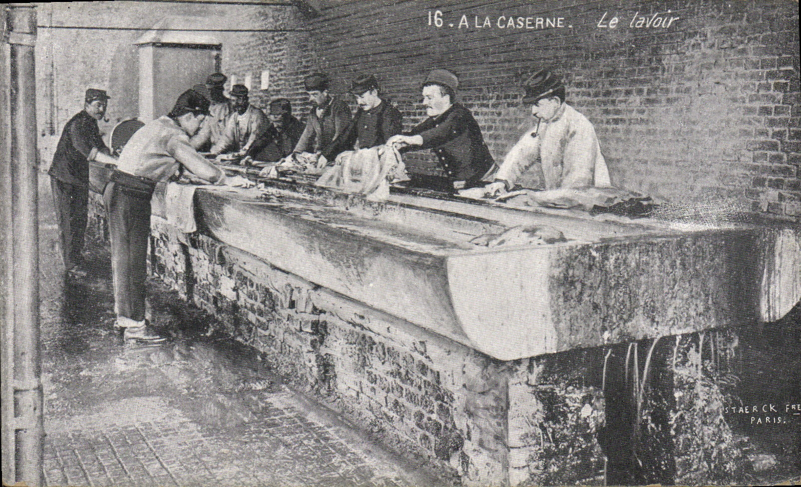 À la caserne — Le lavoir — Staerck Frères, Paris