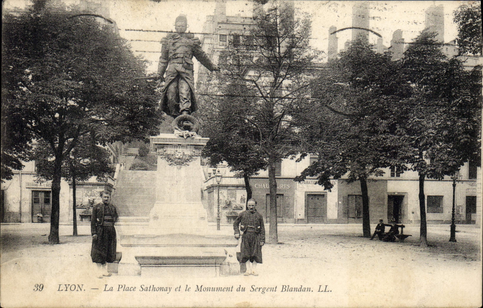 CPA Fantaisie Militaria Lyon La place Sathonay et le monument du sergent Blandan