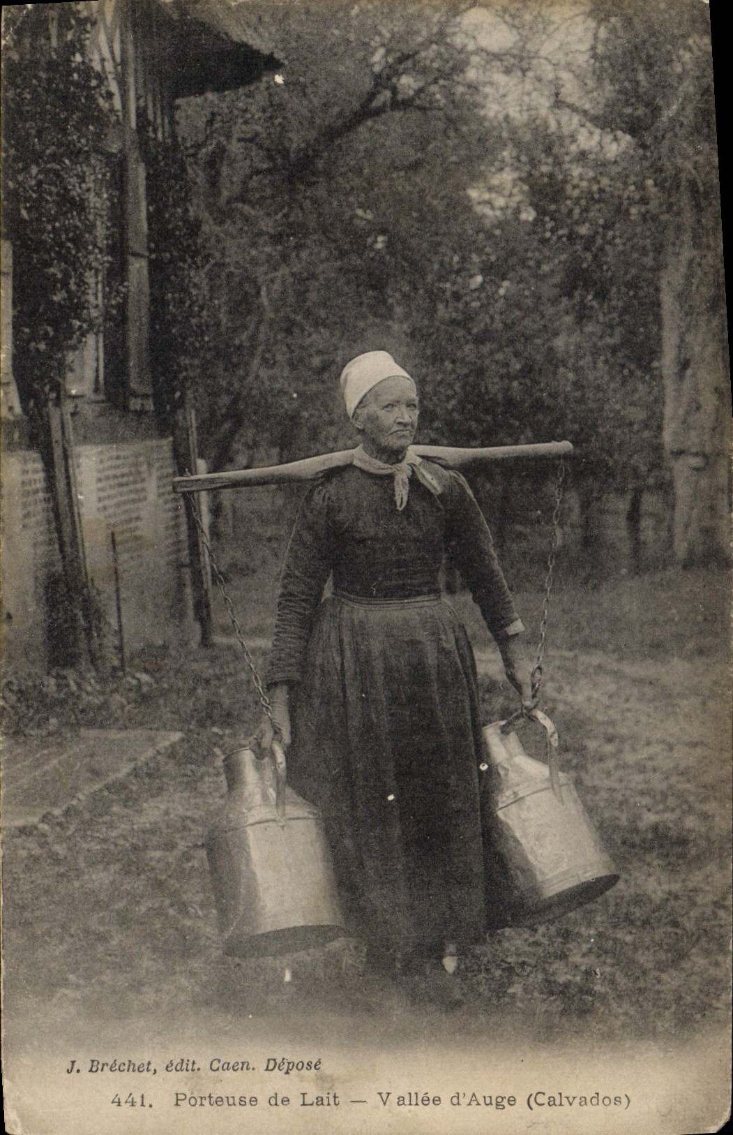 CPA Folklore Porteuse de lait Ballee d'Auge Calvados 